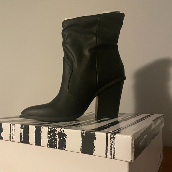 Women's Dolce Vita NIOR Black Smooth Ankle Boots - Picture 2 of 5